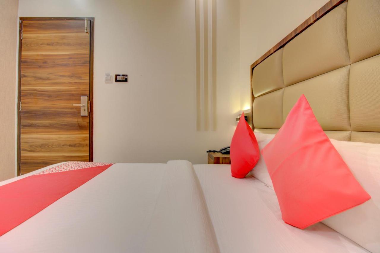 Oyo 76180 Hotel Meriton Мумбаї Екстер'єр фото