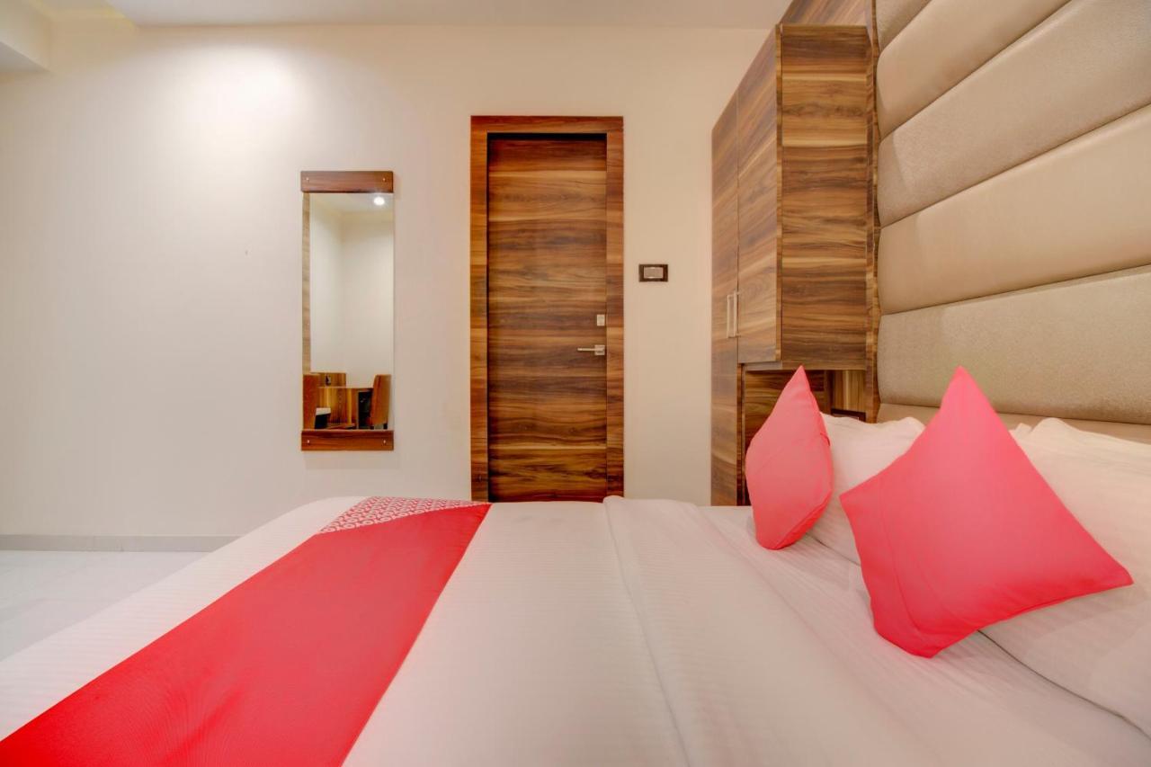 Oyo 76180 Hotel Meriton Мумбаї Екстер'єр фото
